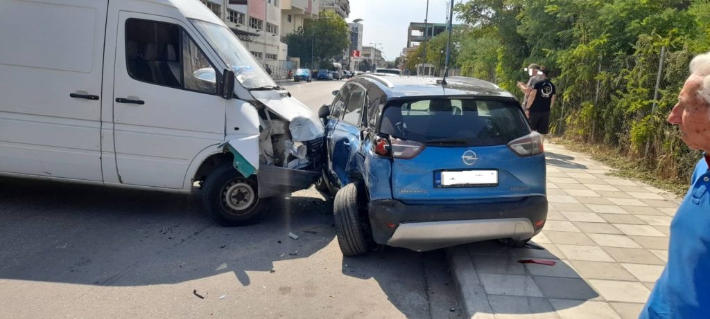 Λάρισα: Τροχαίο έξω από το Γενικό Νοσοκομείο με βαν που χτύπησε έξι αμάξια (φώτο)