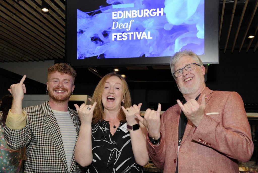 Σκωτία: Ξεκινά το πρώτο ρέιβ πάρτι στο Φεστιβάλ Κωφών του Εδιμβούργου