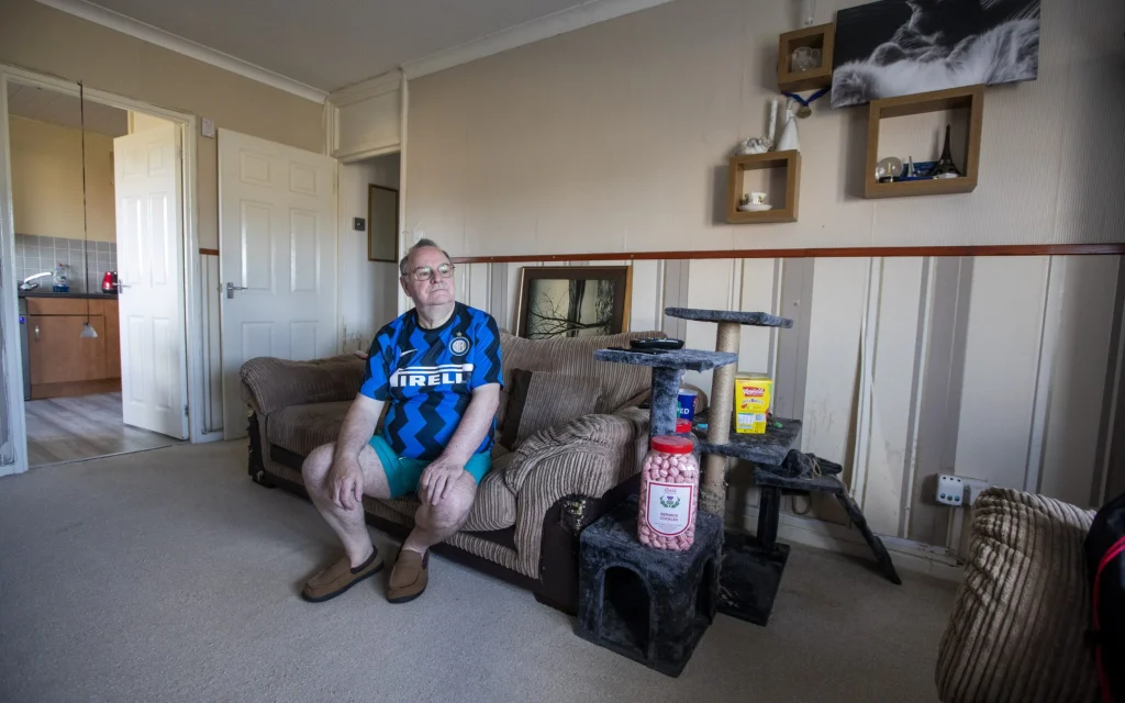 Βρετανία: Η γειτονιά του γκρεμίζεται και αυτός αρνείται να την εγκαταλείψει – Πόσα του πρόσφεραν για να φύγει