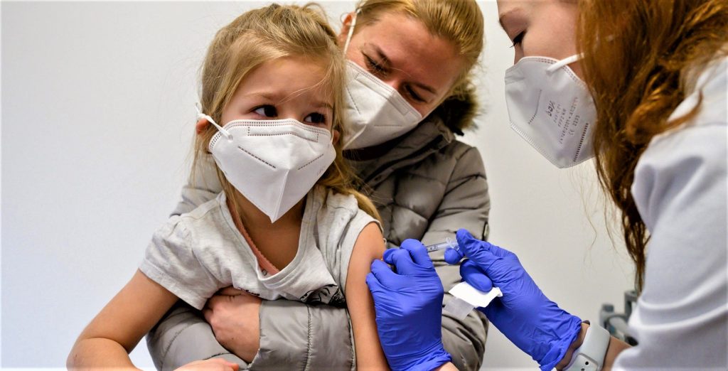 Η Δανία ΑΠΑΓΟΡΕΥΣΕ τον εμβολιασμό κατά Covid-19 των νέων κάτω των 18 ετών – Γιατί άραγε; (upd)