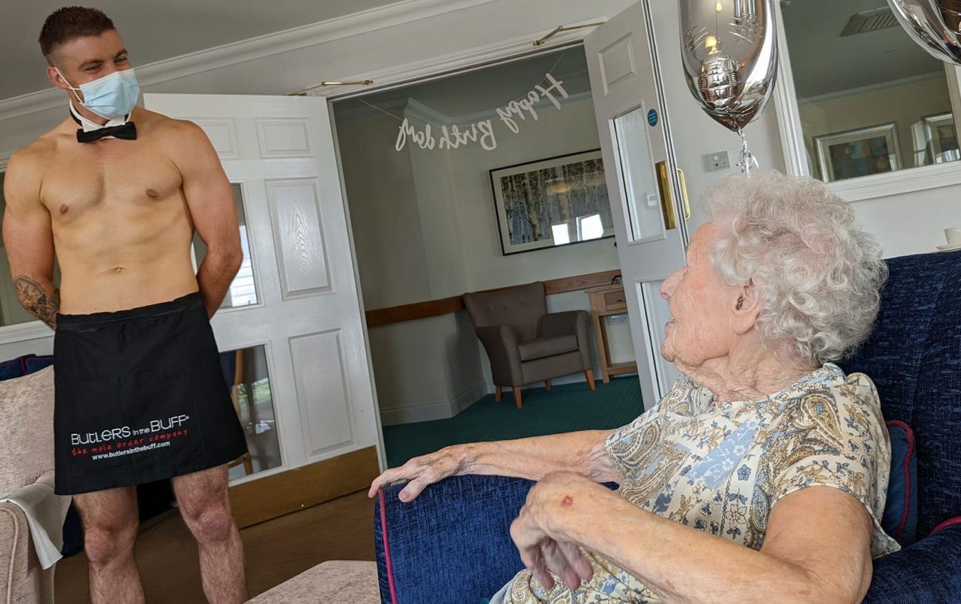 Αγγλία: Αχτύπητη γιαγιά προσέλαβε γυμνό μπάτλερ για τα 106 γενέθλιά της (φωτο)