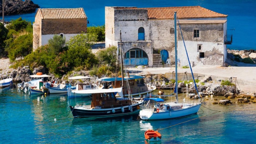 Ετοιμάστε βαλίτσες: Τα 4 παραθαλάσσια χωριά της Πελοποννήσου που μοιάζουν με νησί (βίντεο)