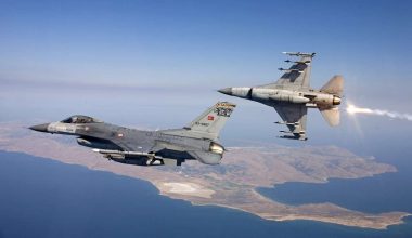 Τουρκικά αεροσκάφη προχώρησαν σε 72 παραβιάσεις πάνω από το Αιγαίο – Μία εμπλοκή