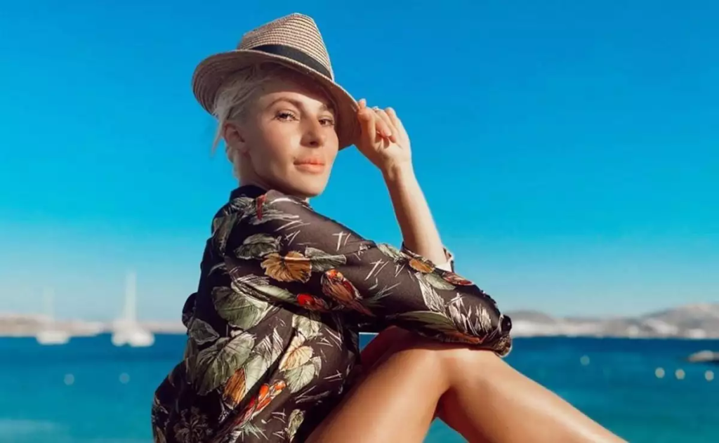 Μας… «έστειλαν» τα «ανοίγματα» της Όλγας Πηλιάκη – Δείτε την να ποζάρει με φόντο τη Σελήνη (φώτο)