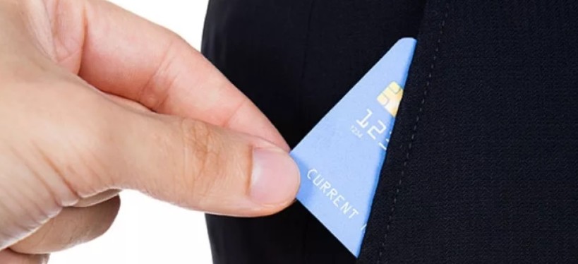 Άρτα: Αλλοδαπός «βούτηξε» μέσα από την τσέπη ενός Έλληνα την τραπεζική κάρτα και ψώνισε με ανέπαφες συναλλαγές