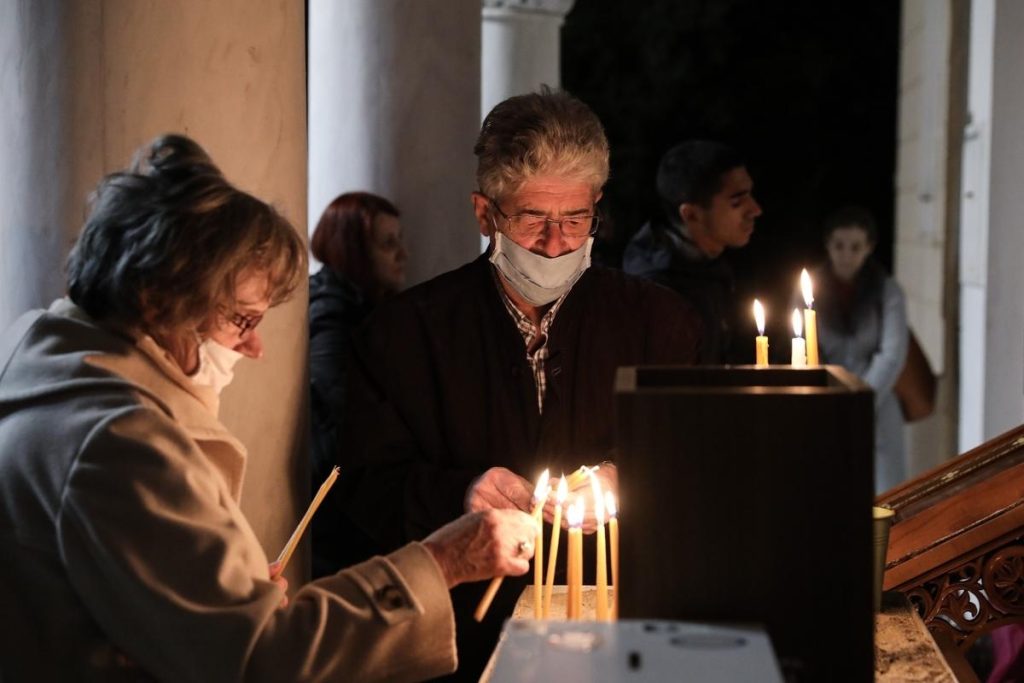 Βόλος: Ιερέας έδιωξε από την εκκλησία ζευγάρι επειδή φορούσε μάσκες – «Να φύγετε!» τους φώναζε
