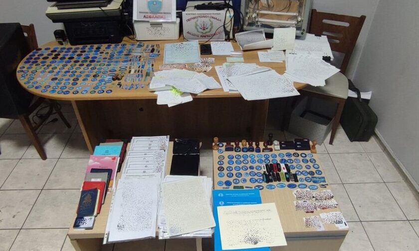 Επτά συλλήψεις στον Πειραιά: Εξαρθρώθηκε σπείρα πλαστογράφων  