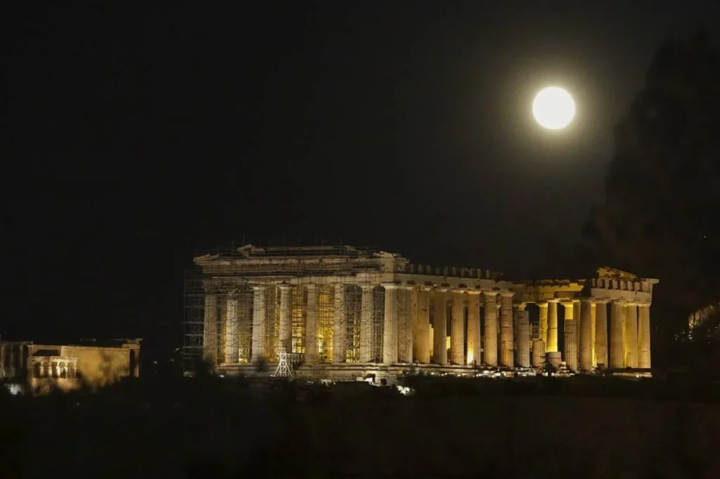 Εντυπωσιακές εικόνες από την Αγουστιάτικη Πανσέληνο με φόντο την Ακρόπολη και το ναό του Ποσειδώνα