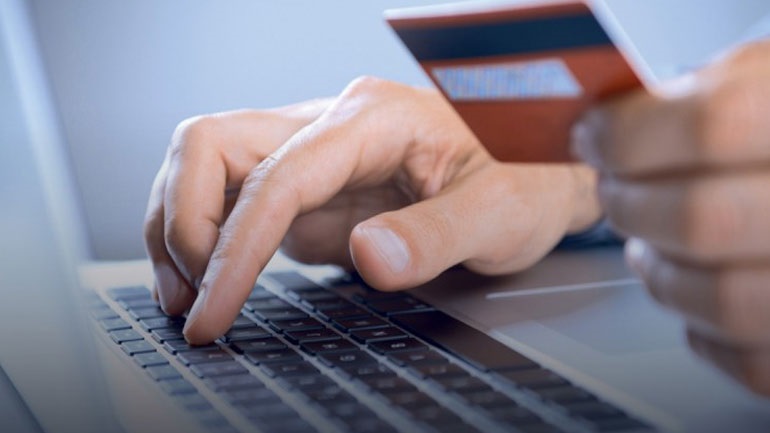 Αυτές είναι οι τακτικές που χρησιμοποιούν οι εταιρείες για να ψωνίζεις περισσότερο online
