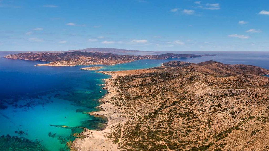 Το άγνωστο νησί-μουσείο των Κυκλάδων με τις ωραιότερες παραλίες