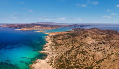 Το άγνωστο νησί-μουσείο των Κυκλάδων με τις ωραιότερες παραλίες