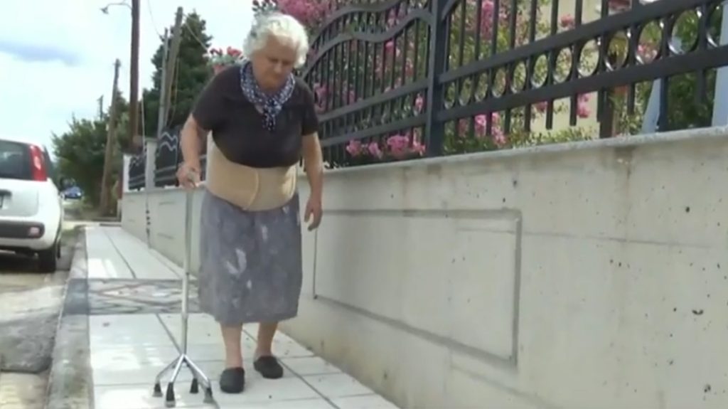 Θεσ/νίκη – Ξεσπά η 75χρονη: «Δεν ήθελα να το χτυπήσω – Ήθελα μόνο να το τρομάξω για να μπορώ να περπατήσω»