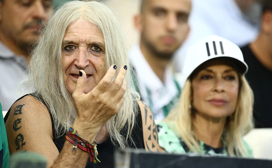 Ο Ν.Καρβέλας στη Λεωφόρο – Η εμφάνιση με τα βαμμένα νύχια… που προκάλεσε σχόλια (φώτο)