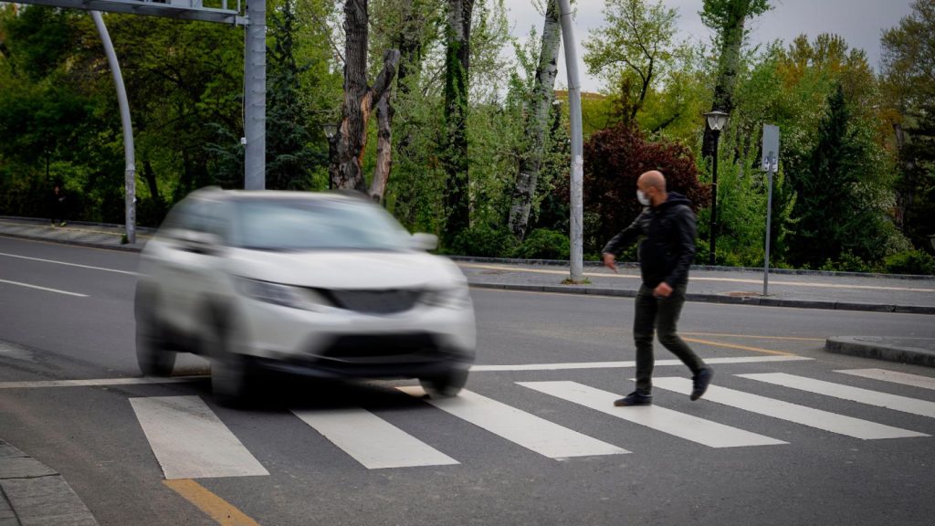 Τι γίνεται αν ένας πεζός περάσει τον δρόμο ενώ το φανάρι είναι κόκκινο; Αυτό το πρόστιμο μπορεί να του επιβληθεί