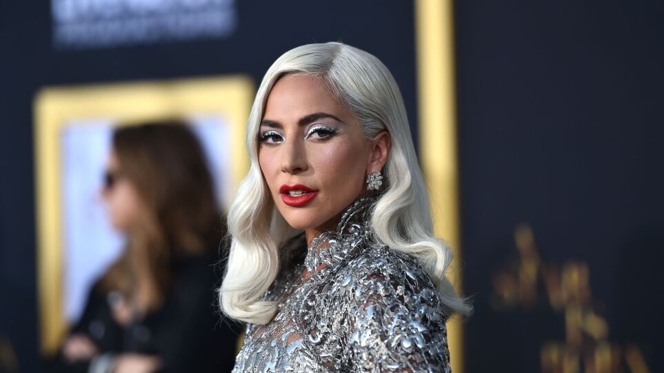 Lady Gaga: «Έφαγε» λούτρινη κούκλα στο κεφάλι κατά τη διάρκεια συναυλίας (βίντεο)