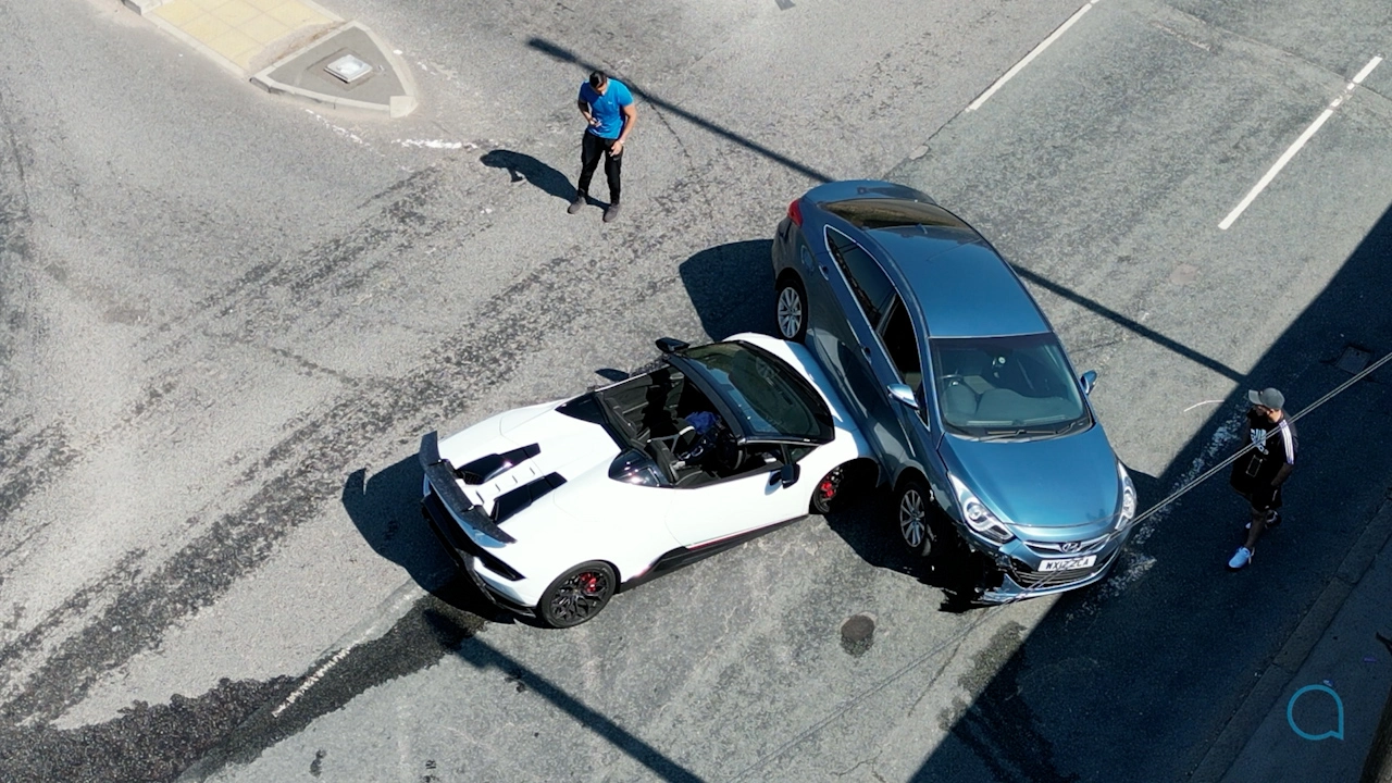 Βρετανία: Τρομερό βίντεο με Hyundai να περνάει… πάνω από πανάκριβη Lamborghini (βίντεο)