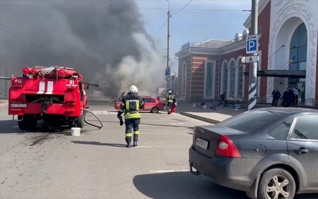Τουλάχιστον δύο νεκροί και δεκάδες τραυματίες από ρωσικό βομβαρδισμό στο Κραματόρσκ