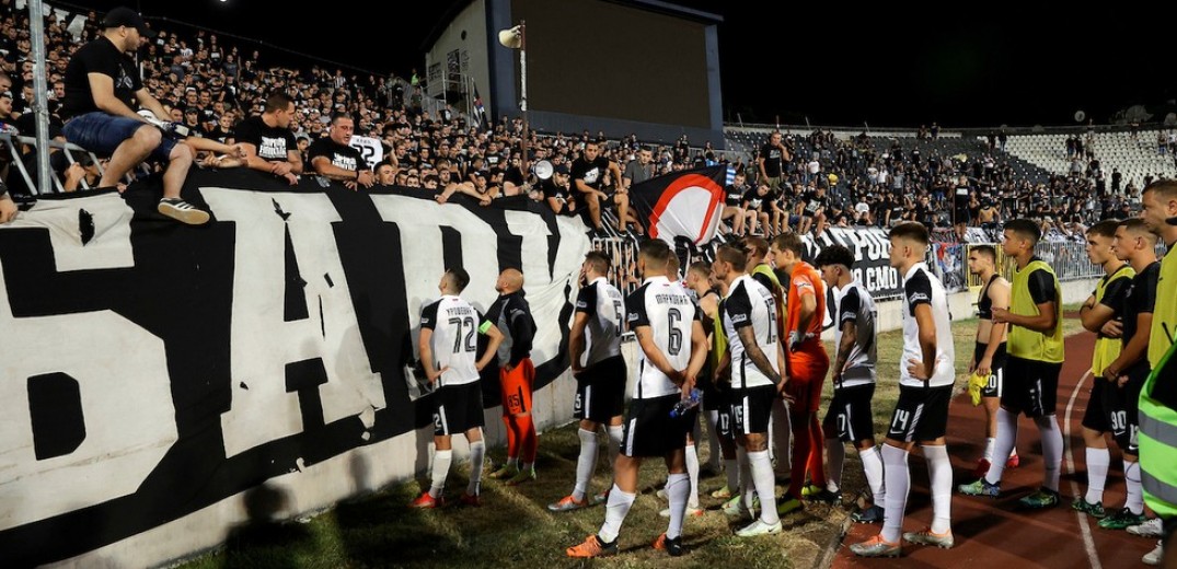 Παρτιζάν: Οπαδοί ανάγκασαν τους παίκτες να βγάλουν τις φανέλες για…παραδειγματισμό (βίντεο)