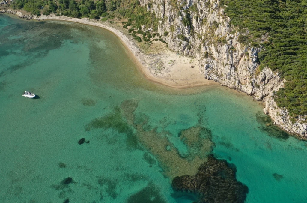 Σφακτηρία: Το άγνωστο ελληνικό νησί με την μακρά ιστορία και τις εξωτικές παραλίες (βίντεο)