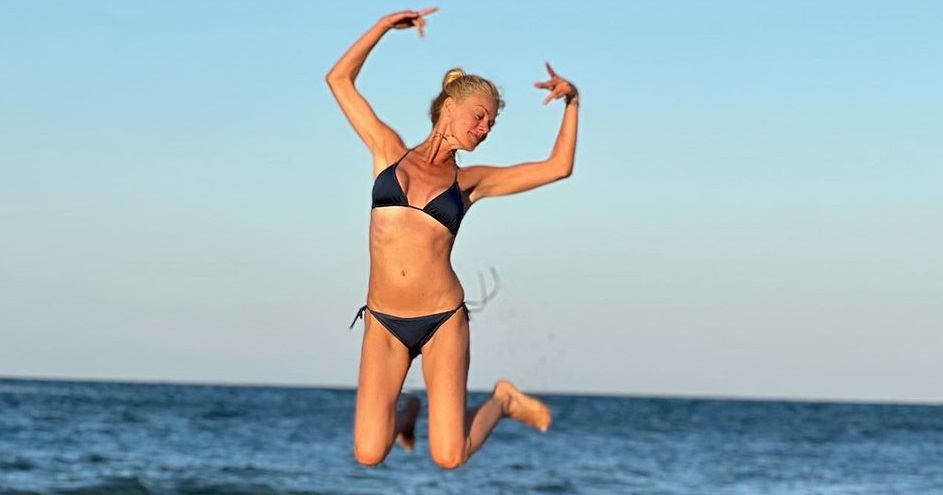 Η Ζέτα Μακρυπούλια ποζάρει με μαγιό και δηλώνει «ελεύθερη ψυχή» (φώτο)