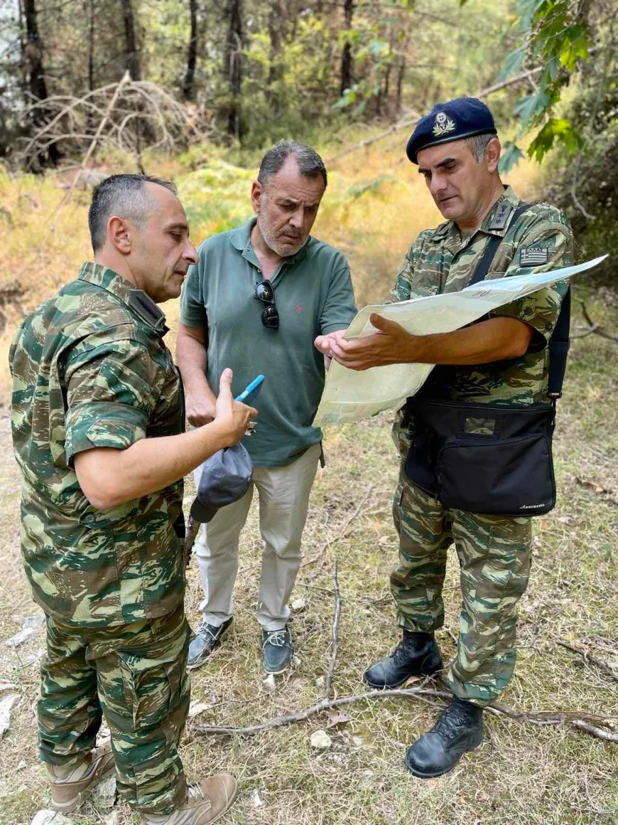 Με τα πουράκια στο χέρι πήγε στην καμένη Θάσο ο υπουργός Νίκος Παναγιωτόπουλος (φώτο)