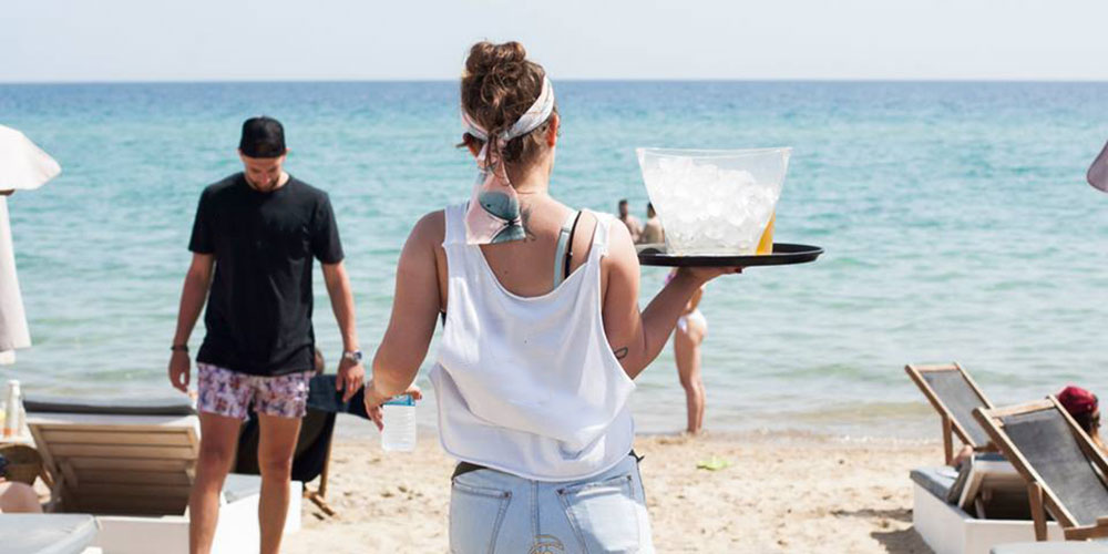 Καταγγελίες για τουριστικές επιχειρήσεις: Απλήρωτες αποδοχές – Εξαντλητικά ωράρια εργασίας 