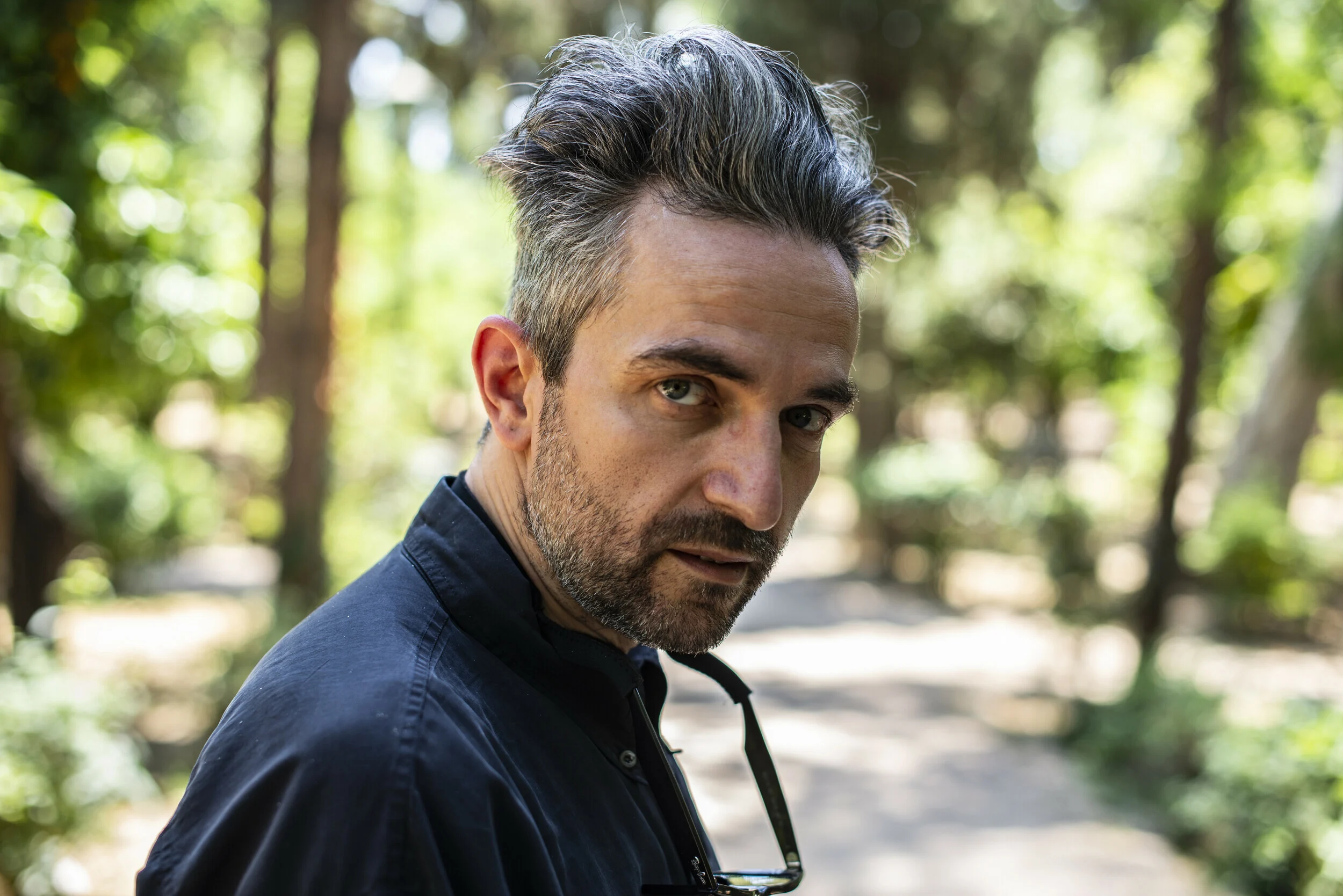 Άρης Σερβετάλης: Με νέο λουκ κάθε απόγευμα στην εκκλησία ο βαθιά θρησκευόμενος ηθοποιός (φωτο)