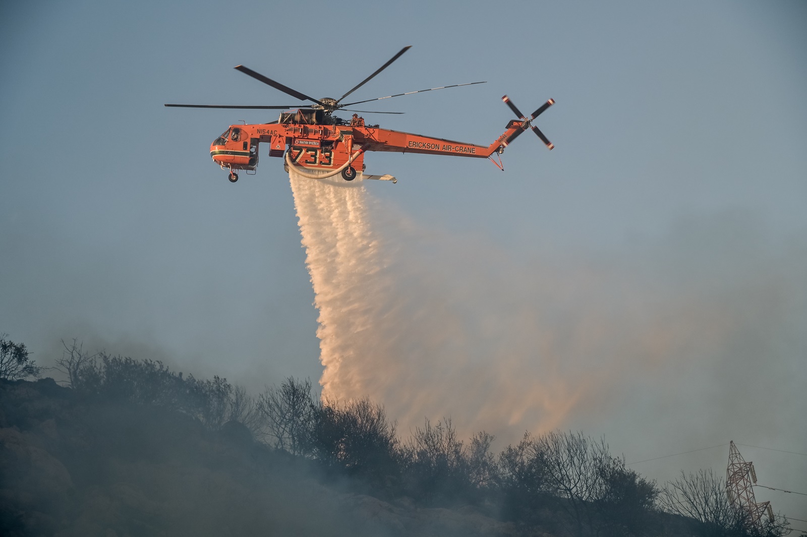 Μαίνεται η φωτιά στη Θάσο – Κάηκαν τα μοναδικά έλατα του νησιού