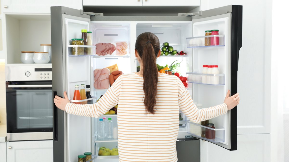 Έτσι θα διώξετε την άσχημη μυρωδιά από το ψυγείο