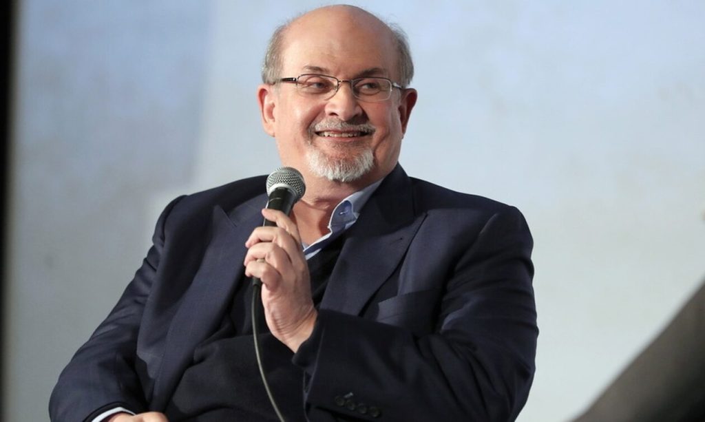 Επίθεση στον Σαλμάν Ρουσντί: Αυξήθηκαν οι πωλήσεις των «Σατανικών Στίχων»