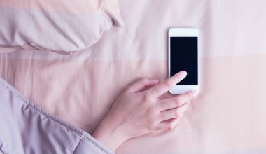 Κοιμάσαι και εσύ με το κινητό δίπλα σου το βράδυ; – Δες γιατί πρέπει να το σταματήσεις