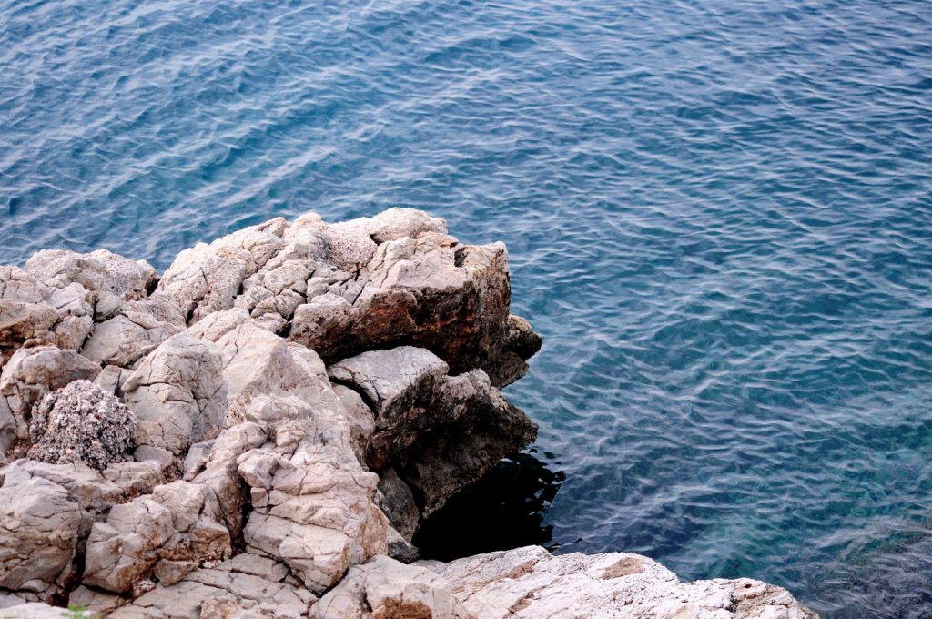 Εύβοια: 4χρονος χτύπησε στο πρόσωπο μετά από βουτιά στα βράχια