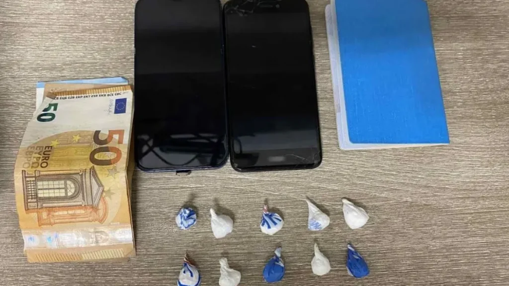 Κρήτη: «Ψάρευε» αγοραστές κοκαΐνης ανάμεσα σε τουρίστες στη Χερσόνησο