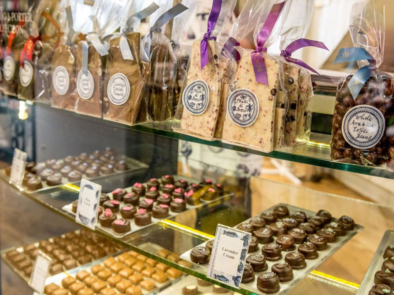 Λαμία: Κάμερα ασφαλείας κατέγραψε τη ληστεία του ζαχαροπλαστείου (βίντεο)