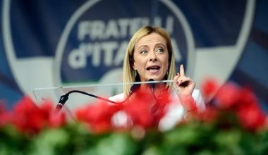 Ιταλία -Τ.Μελόνι: Δηλώνει ότι η «νεοφασιστική φλόγα» στο σύμβολο του FdI «δεν έχει καμία σχέση με τον φασισμό»