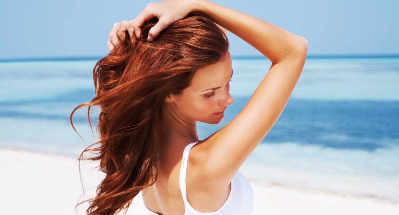 Αυτές είναι οι καλύτερες συμβουλές για την προστασία των μαλλιών στις διακοπές
