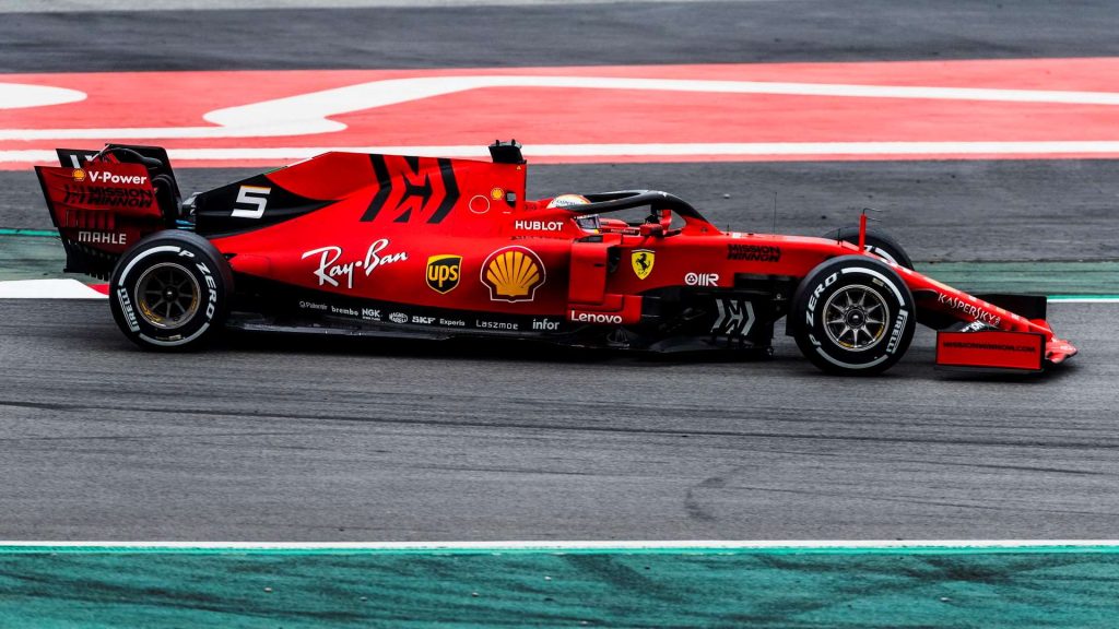 «Καμπάνα» σε οδηγό που βγήκε για βόλτα με μονοθέσιο της Formula 1 – Τι πρόστιμο τον περιμένει  (βίντεο)