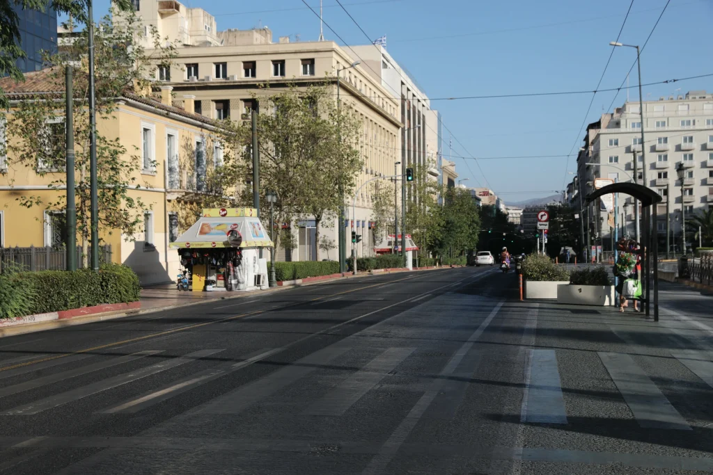 Έρημη πόλη η Αθήνα – Άδειοι οι δρόμοι του κέντρου παραμονή Δεκαπενταύγουστου (φωτο)