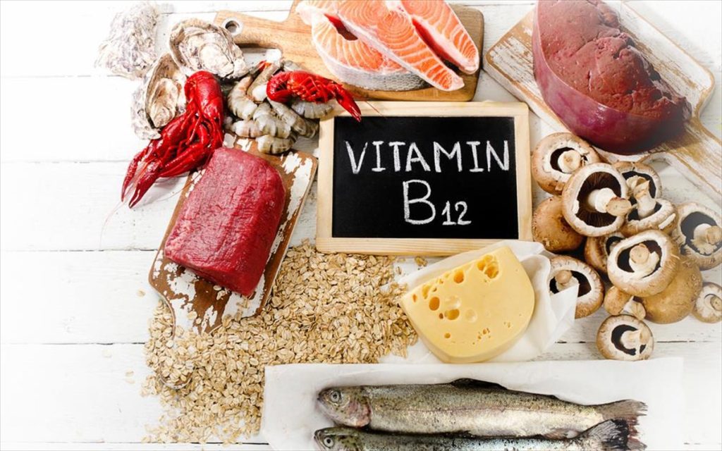Όσα πρέπει να ξέρετε για τη βιταμίνη Β12 – Τα σημάδια ότι έχετε έλλειψη & σε ποιες τροφές θα τη βρείτε