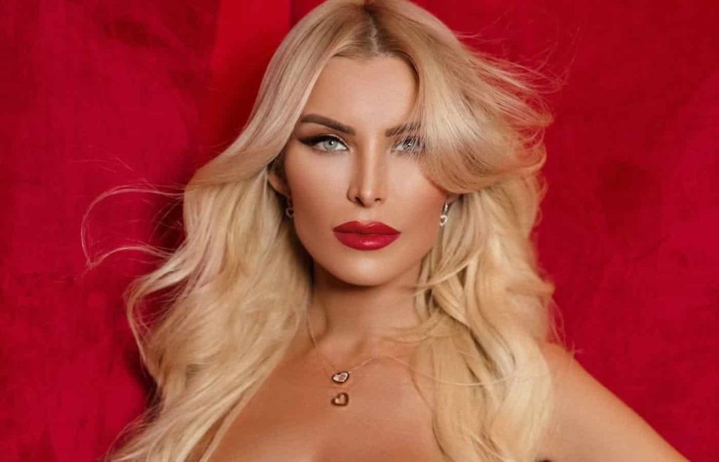 Κατερίνα Καινούργιου: Ποζάρει topless μπροστά από το ηλιοβασίλεμα (φώτο)