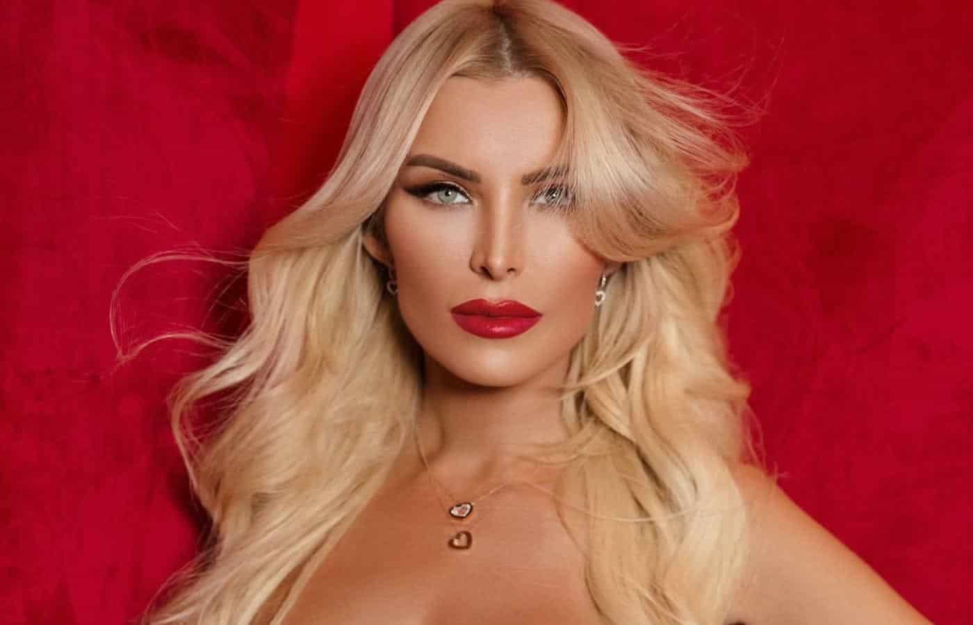 Κατερίνα Καινούργιου: Ποζάρει topless μπροστά από το ηλιοβασίλεμα (φώτο)