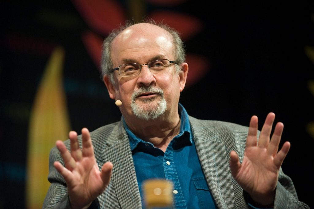 Ευχάριστα νέα για τον Σαλμάν Ρουσντί: Βγήκε από τον αναπνευστήρα & μπόρεσε να μιλήσει