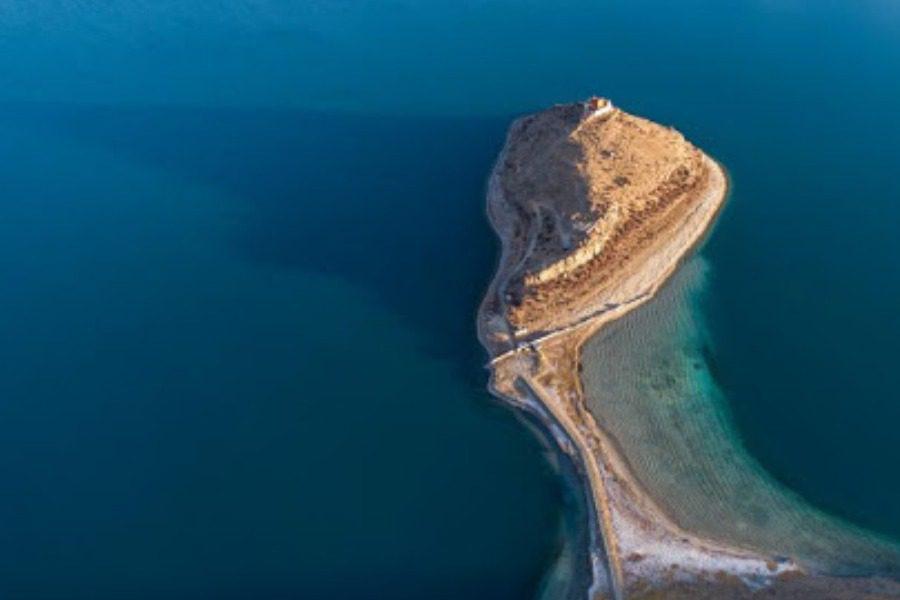 Κι όμως ο μοναχικότερος άνθρωπος ζει σε έναν ναό στο Θιβέτ παρέα… με έναν θαυματουργό βράχο