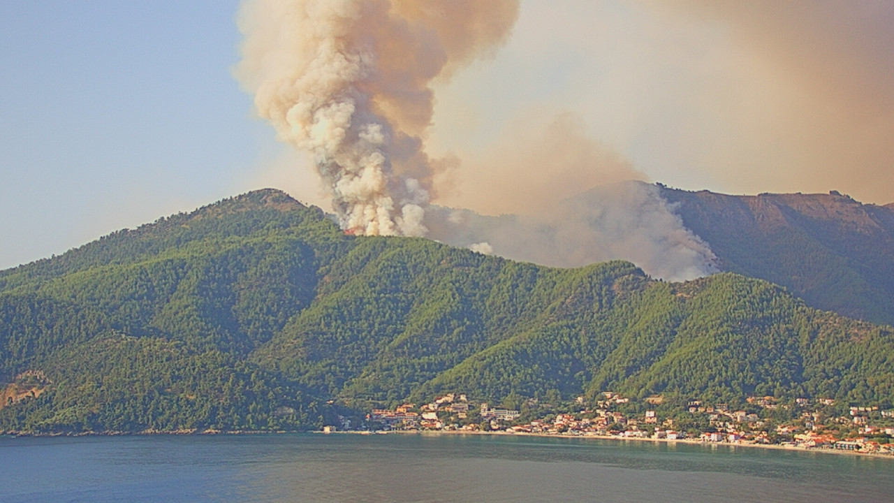 Μαίνεται η φωτιά στη Θάσο – Επιχειρούν 5 ελικόπτερα και 4 αεροσκάφη