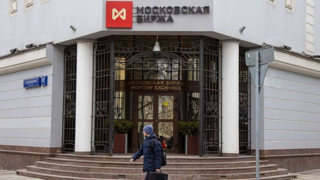 Μόνο για τις «φιλικές χώρες» ανοίγει το Χρηματιστήριο της Μόσχας – Αποκλείονται πολλοί επενδυτές