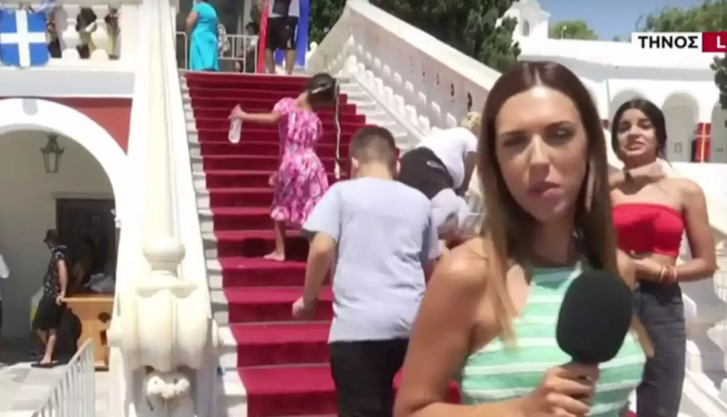 Τήνος: Νεαρή έκανε το σήμα των Γκρίζων Λύκων την ώρα τηλεοπτικής μετάδοσης (βίντεο)