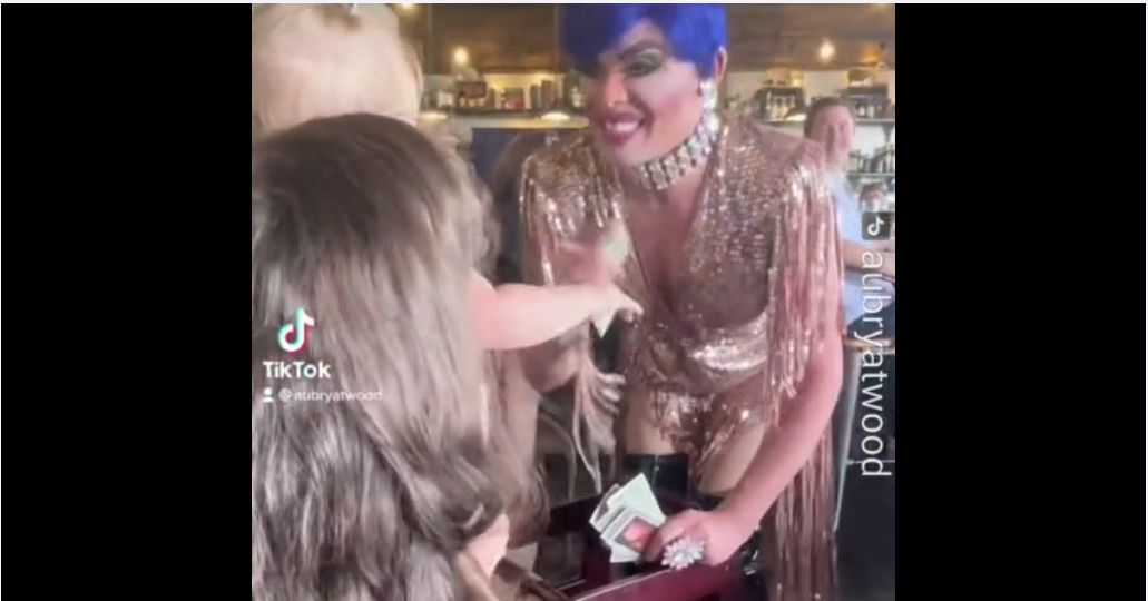 ΗΠΑ: Βίντεο με μωρά να δίνουν χρήματα σε ημίγυμνες τρανς