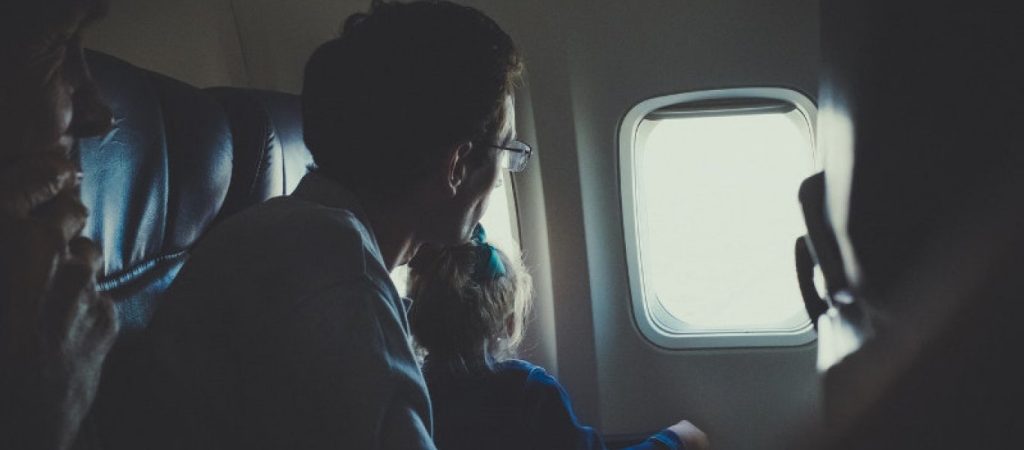 Έχετε αναρωτηθεί; – Γιατί τα παράθυρα στα αεροπλάνα έχουν μια μικρή τρύπα;