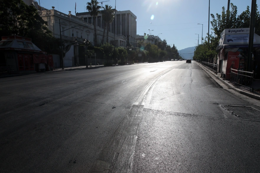 Δεκαπενταύγουστος στην Αθήνα: Άδεια η πόλη – Έρημα ακόμα και τα πιο κεντρικά σημεία (φωτο)