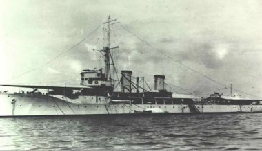 Σαν σήμερα το 1940: Ιταλικό υποβρύχιο τορπιλίζει και βυθίζει στο λιμάνι της Τήνου το ελληνικό καταδρομικό «Έλλη»